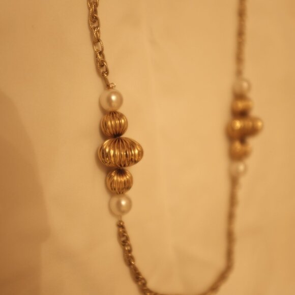 COPY - Long gold tone chain with vortex Bold Bead and pearls necklace sweater - Picture 3 of 5